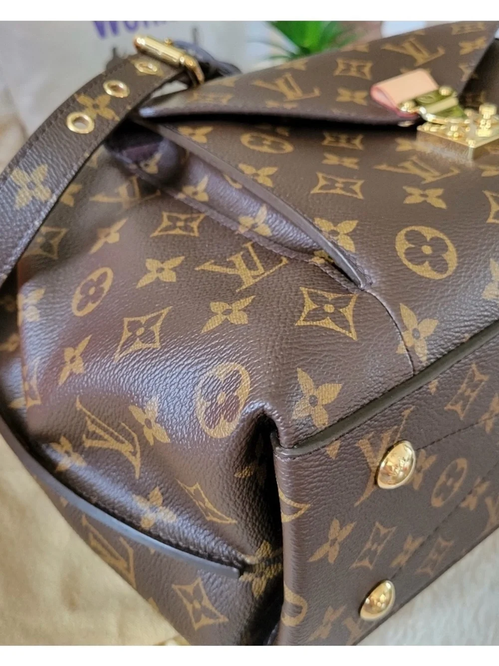 Authentic Louis Vuitton Brown Monogram Metis bag with Gold Hardware.